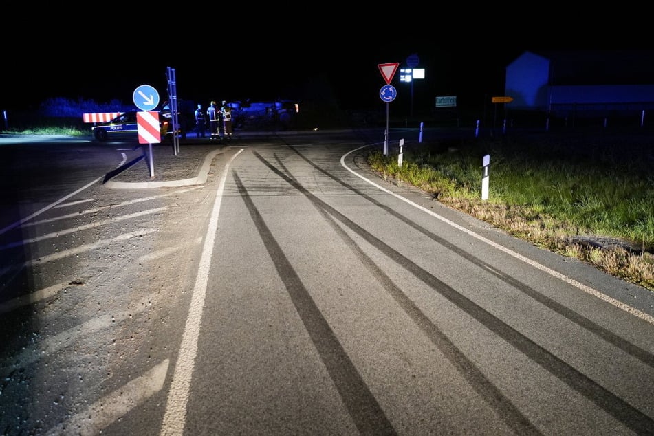 Die Spuren des Bremsmanövers sind deutlich zu erkennen.