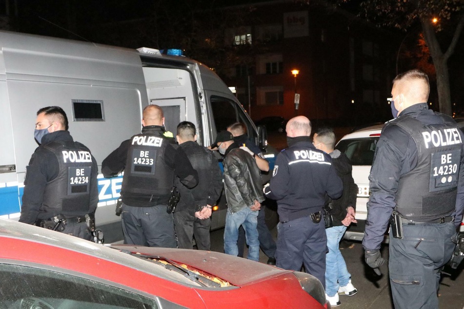 Berlin: Polizei hebt illegalen Puff aus: Nackte und Halbnackte suchen das Weite