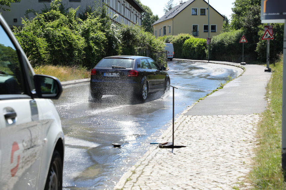 Rohrbruch auf der Quohrener Straße: Wasser strömt auf die Fahrbahn.