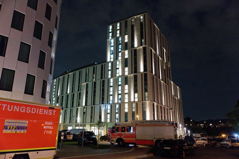 Feuerwehr und Polizei hatten sich während des Einsatzes an dem Düsseldorfer Hotel vor dem Gebäude positioniert.