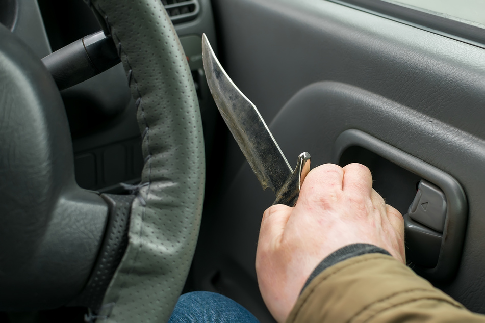Am Donnerstag ist in Köln-Mülheim ein 27-Jähriger von zwei Männern mit einem Messer bedroht und ausgeraubt worden (Symbolbild).