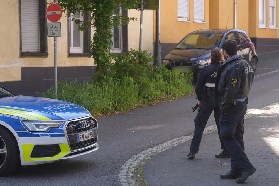 Sämtliche Straßen rund um die betroffene Filiale der Volksbank sind abgesperrt.