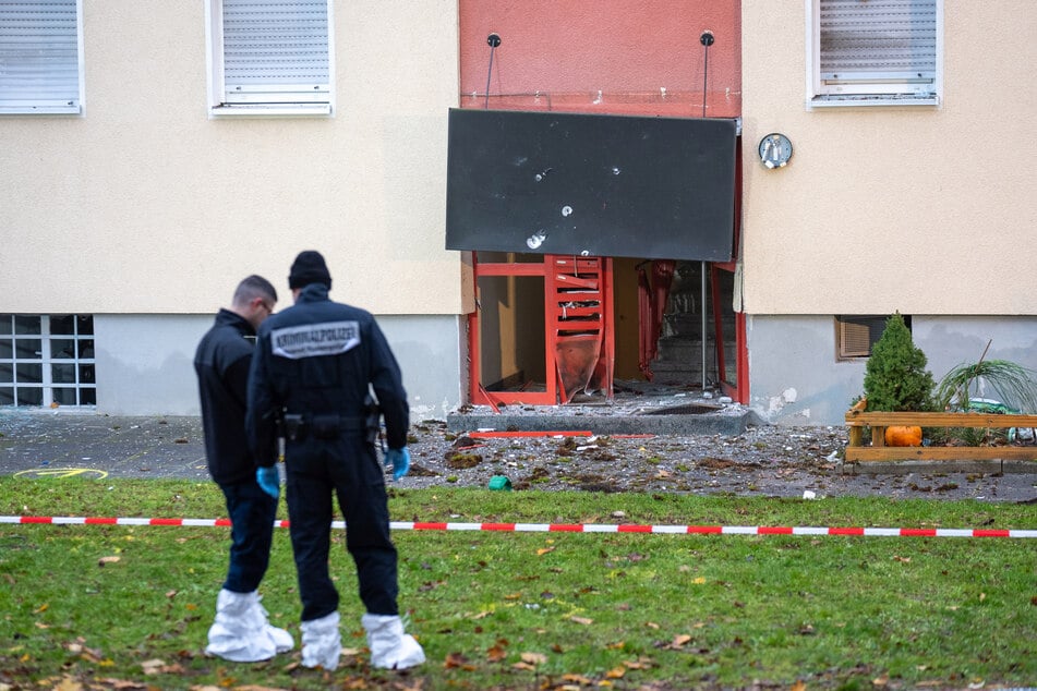 Spezialisten der Kriminalpolizei sicherten nach der Explosion in Steinbach Spuren an und vor der betroffenen Haustüre.
