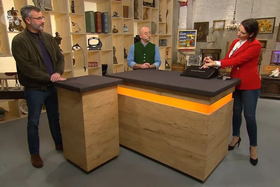 Axel Lehmkuhl aus Bohmte möchte im Auftrag seiner Mutter zwei Schmuckstücke bei "Bares für Rares" verkaufen.