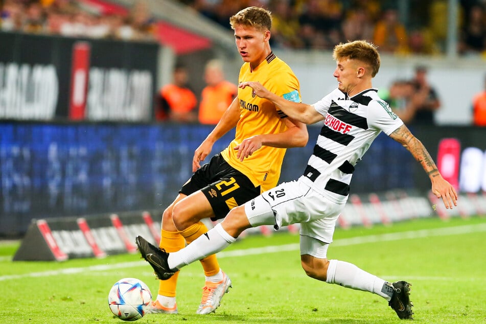 Phil Harres (20, l.) kam für Dynamo Dresdens Profis bislang lediglich dreimal zum Einsatz.