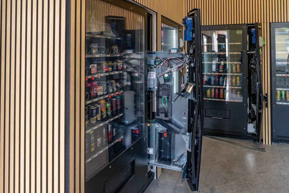 Drei Automaten wurden komplett demoliert.