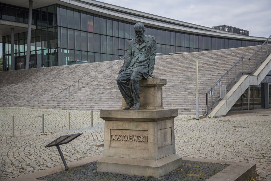 Seit 2006 stand das Denkmal vor dem Aufgang des Kongresszentrums (Hintergrund) - und soll irgendwann dahin zurückkehren.