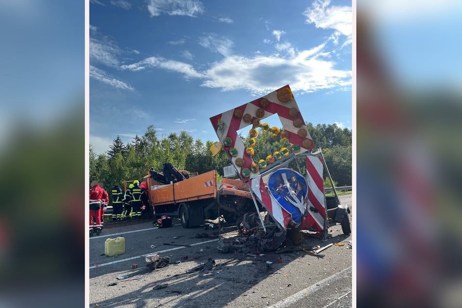 Der Fahrer des Schilderwagens (50) war in seinem Führerhaus eingeklemmt.