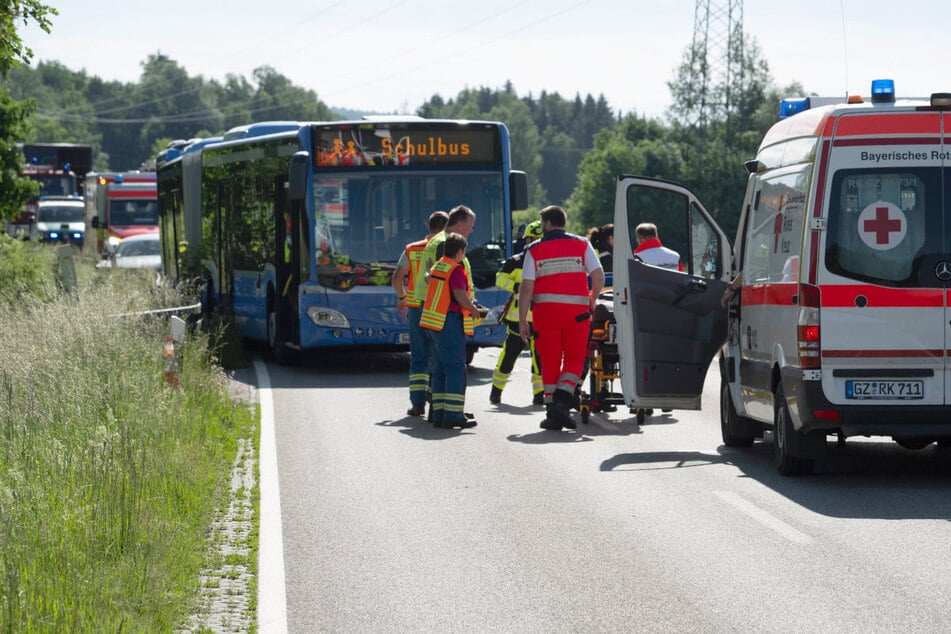 Bei der Kollision eines Autos mit einem voll besetzten Schulbus hat es zum Glück keine Schwerverletzten gegeben.