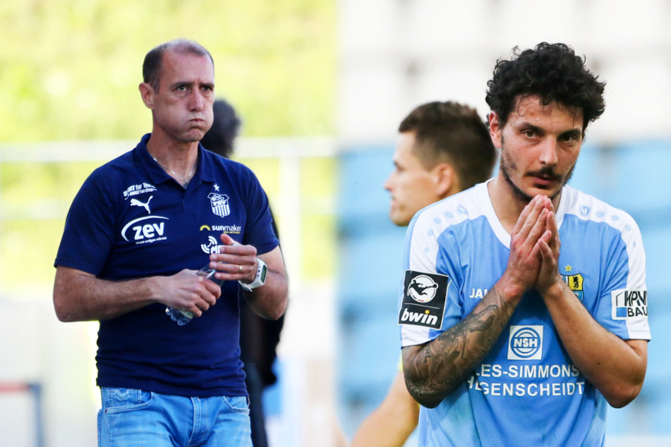 Müssen am Ende sowohl der FSV Zwickau um Coach Joe Enochs (l.), als auch der Chemnitzer FC um Torjäger Philipp Hosiner (r.) den bitteren Gang in die Viertklassigkeit antreten, aus der man nur schwer wieder entkommen kann?