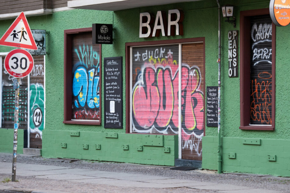 An einer Bar sind die Rolläden geschlossen.(Archivbild)