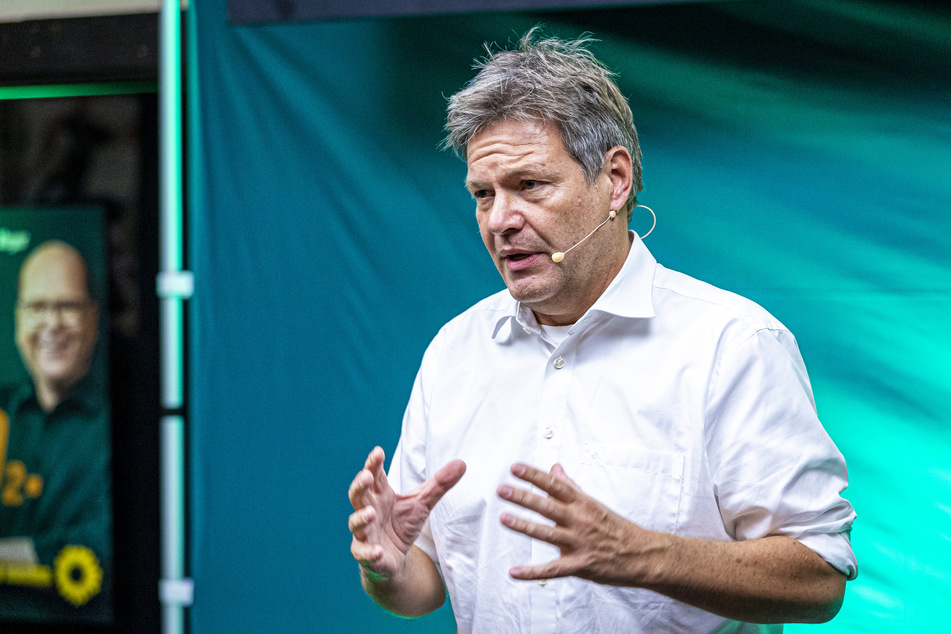 Robert Habeck (53, Bündnis 90/Die Grünen), Bundesminister für Wirtschaft und Klimaschutz, spricht bei einer Wahlkampfveranstaltung von Bündnis 90/Die Grünen.
