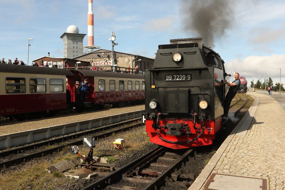 Eine inaktive Dampflok soll in der kommenden Woche von Wernigerode nach Gernrode überführt werden. (Archivbild)