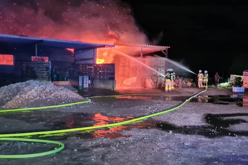 Als die Feuerwehr am Einsatzort ankam, schlugen ihnen hohe Flammen entgegen.