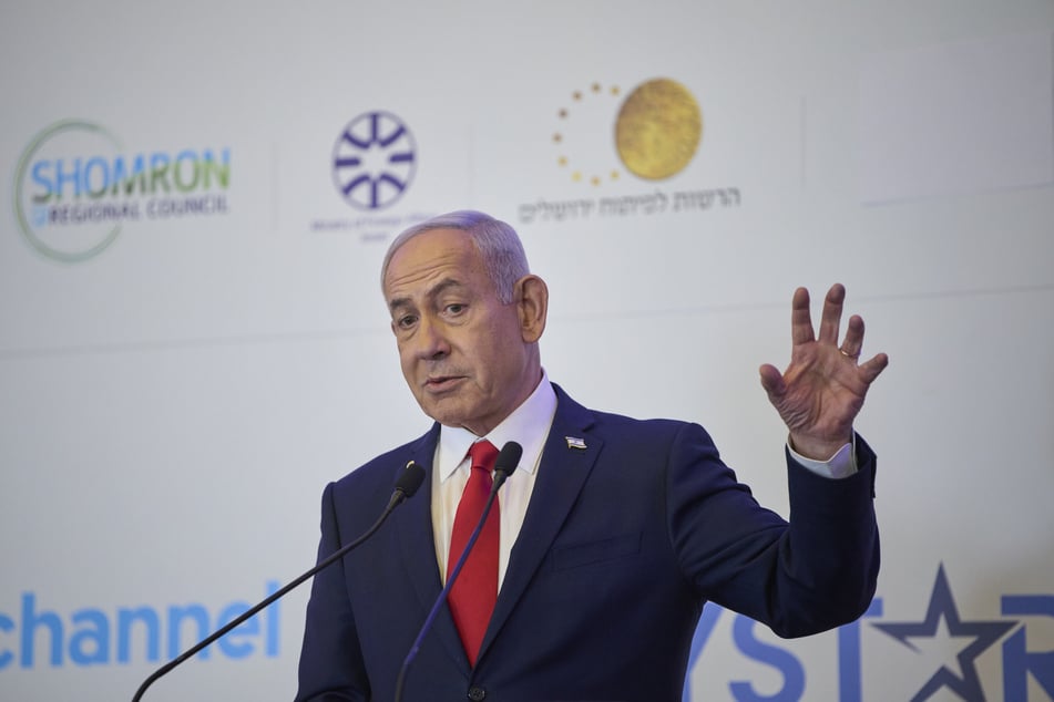 Der israelische Ministerpräsident Benjamin Netanjahu (75) spricht auf einer Konferenz zu den Zuhörern.