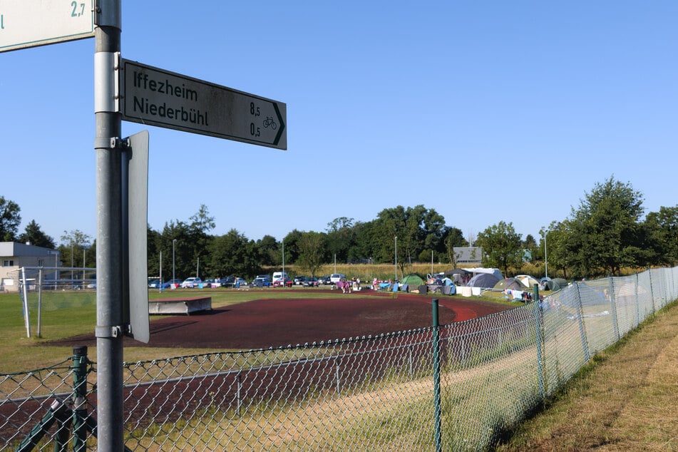 Auch am Morgen nach dem Unwetter stehen noch einige Zelte auf dem Sportplatz.