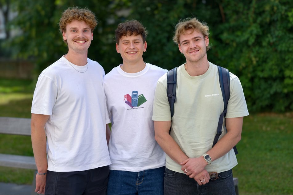 Für die Medizinstudenten Simon (24, v.l.), Tristan (22) und Simon (25) sind die günstigen Mietpreise ein Pluspunkt.