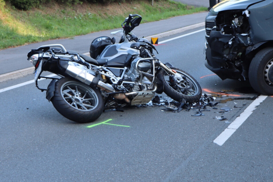 Transporter erfasst auf B237 Motorrad: Biker nach Unfall schwer verletzt