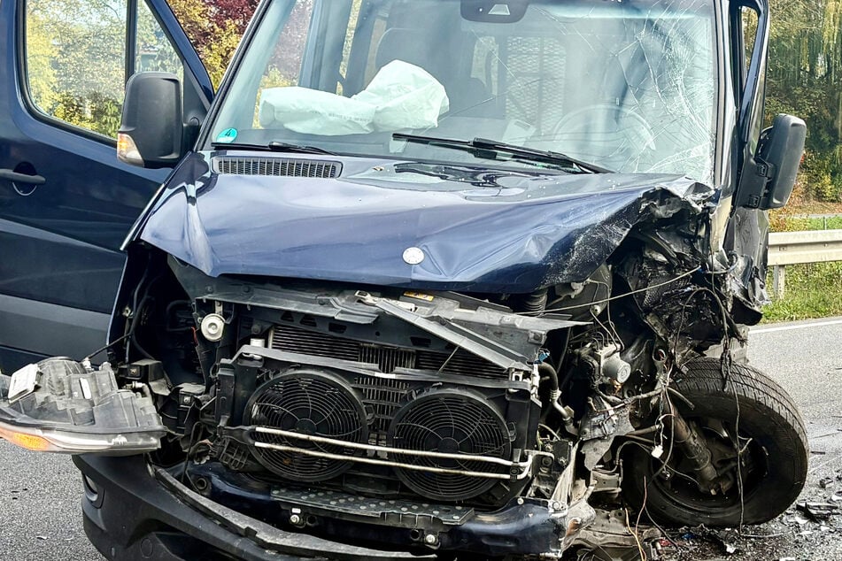 Der Fahrer eines Mercedes Sprinter wurde ebenfalls verletzt und in eine Klinik gebracht.