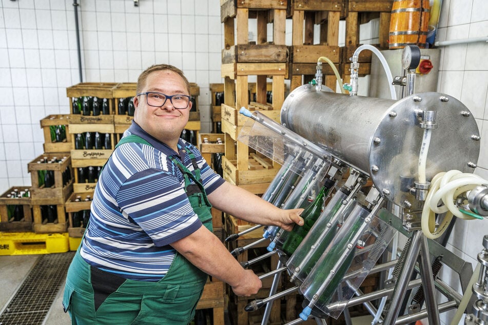 Steve Müller (37) beim Bierabfüllen. Eigentlich müsste er den Garten pflegen. Aber bei diesen Temperaturen...
