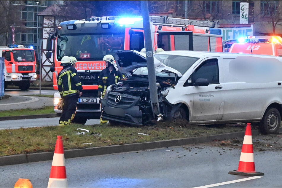 Unfall auf Brandenburger Straße: Gemieteter Transporter kracht in Lichtmast