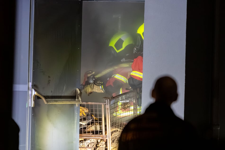 Die Kameraden löschten das Feuer.