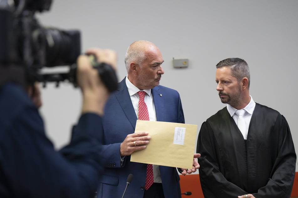 Fischers Anwalt Heiko Hofstätter (r.) griff das Gericht und die Generalstaatsanwaltschaft scharf an.