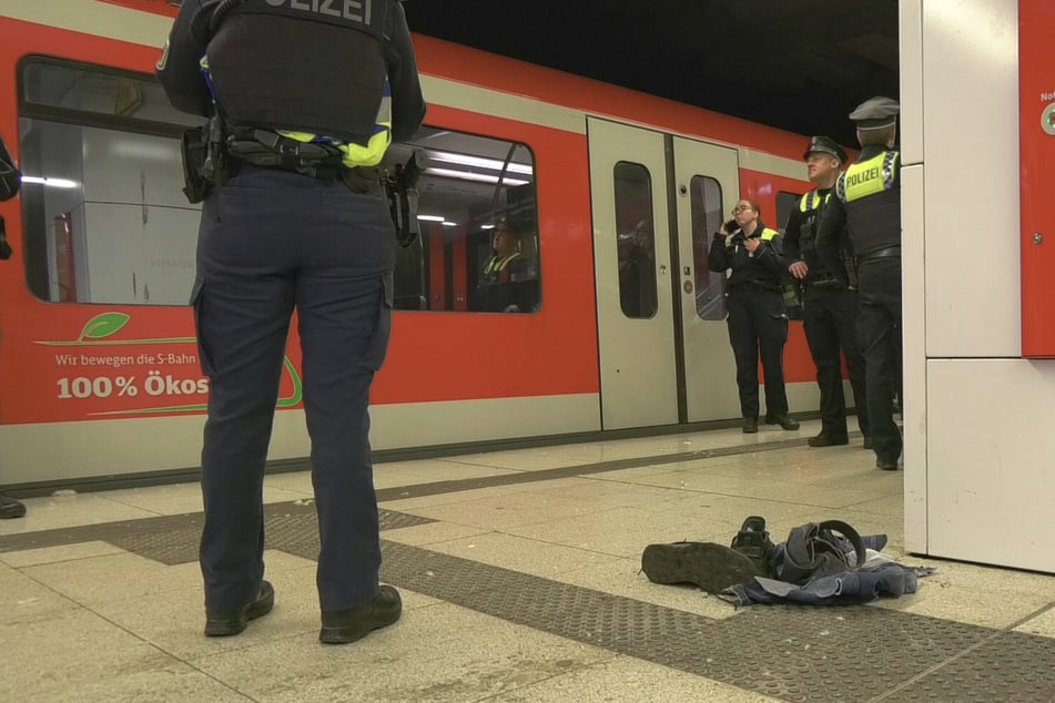 Mann wird von S-Bahn erfasst und schwer verletzt, ältere Frau wird zum Gaffer