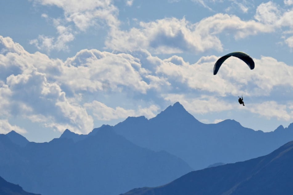 15 Meter in die Tiefe gestürzt: Frau nach Gleitschirmflug im Oberallgäu schwer verletzt