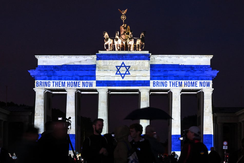 Zum zweiten Jahrestag des Hamas-Massakers wurde am 7. Oktober das Brandenburger Tor in den Farben der israelischen Flagge angestrahlt.