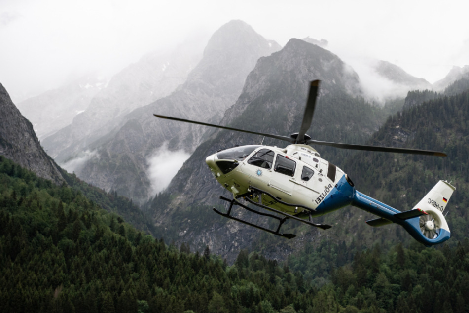 Ein Hubschrauber der Polizei startet nach der Rettung von Wanderern von der Höllentalangerhütte vom Landeplatz im Tal.