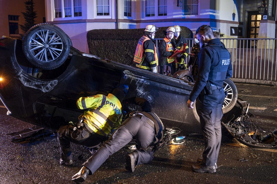 Auto kommt von Fahrbahn ab und überschlägt sich: Mann schwer verletzt