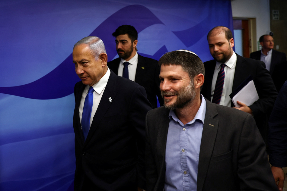 Israeli Prime Minister Benjamin Netanyahu (l.) has been urged to denounce Finance Minister Bezalel Smotrich's (front, r.) comments.