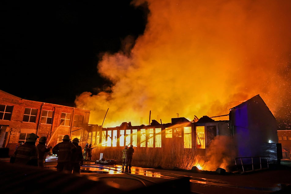 In Limbach-Oberfrohna stand an Silvester eine Lagerhalle in Flammen.