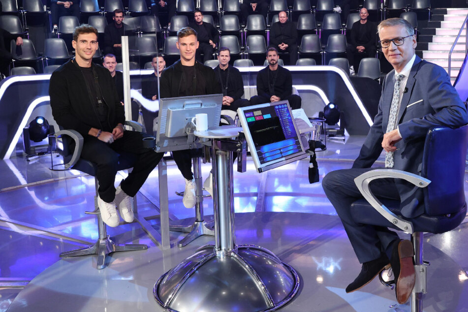 WWM-Moderator Günther Jauch (64) mit den beiden Kandidaten Leon Goretzka (25, l.) und Joshua Kimmich (25).