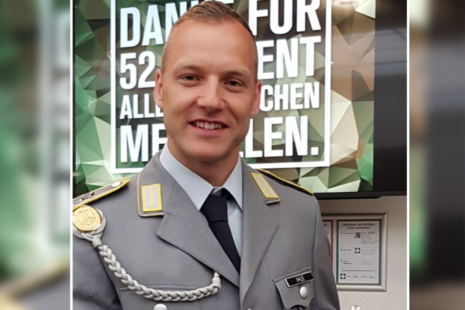 Soldat Nico Ihle (37): Ende Juni macht er bei der Bundeswehr die 20 Jahre voll. In der Hand hält er die Ehrenmedaille für die Olympia-Teilnahme im Winter 2018.
