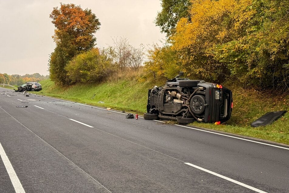 Auch der Wagen des Unfallverursachers wurde bei dem Unfall ordentlich demoliert.