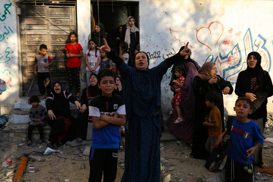 Palästinensische Frauen und Kinder in Gaza-Stadt. Israel und der Gazastreifen greifen sich weiterhin gegenseitig mit Raketen an.