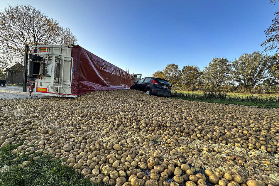 Kartoffel-Laster kippt um: Autofahrerin schwer verletzt!