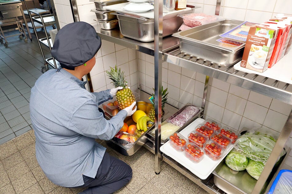Die Jobs in Küche und Service beim Studentenwerk Dresden tragen dazu bei, dass Studenten sich auf dem Campus wohlfühlen.