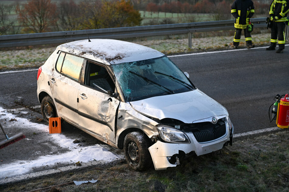 Der demolierte Skoda Fabia steht auf der S135.