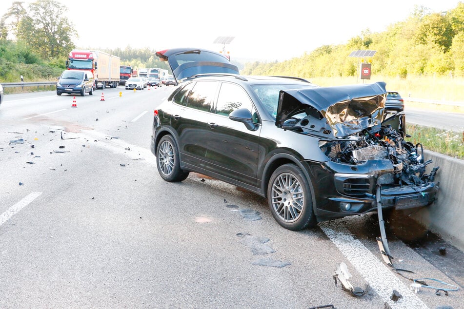 Unfall A8: Gegen Betonwand geschleudert: Porsche wird zum Totalschaden, ein Verletzter