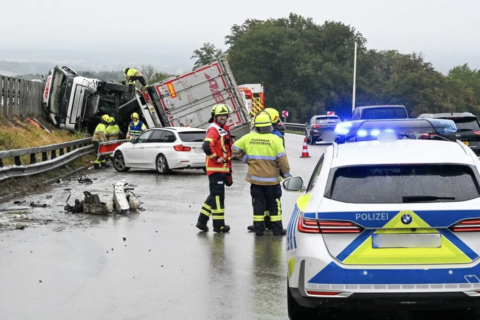 Der Lkw kippte auf der A8 um.