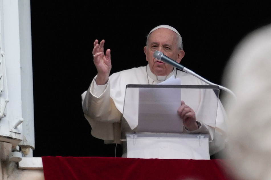 Papst Franziskus spricht das Angelusgebet auf dem Petersplatz.