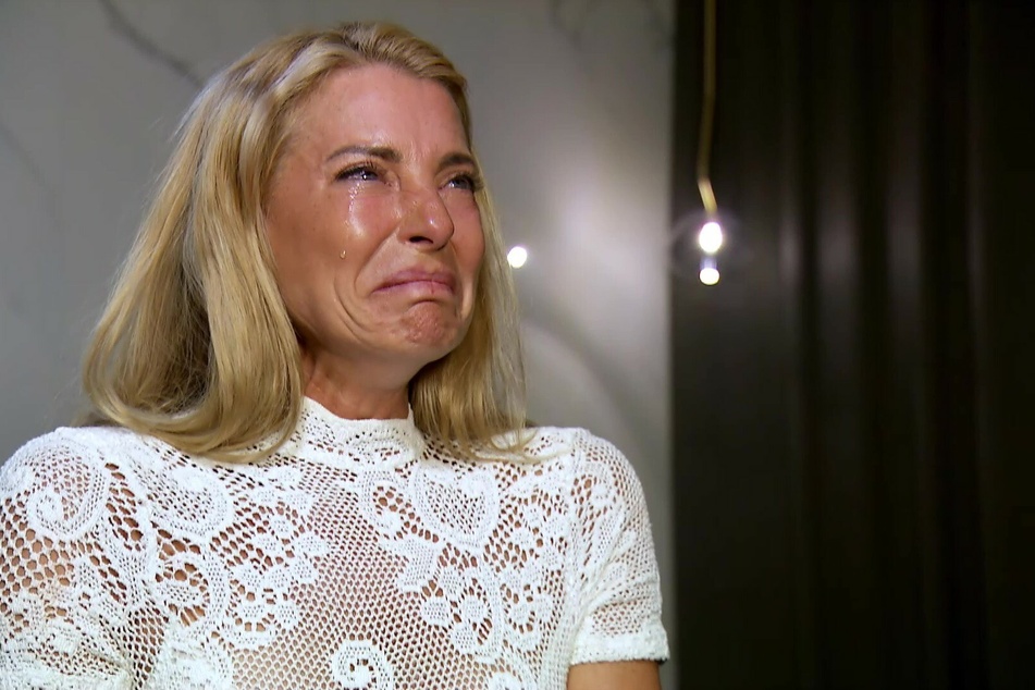 Giulia Siegel (46) bricht bei "Temptation Island VIP" vor laufenden Kameras in Tränen aus.