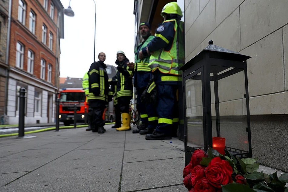Bude der Freundin angezündet, zwei Tote: Polizei sucht Komplizen des Feuerteufels