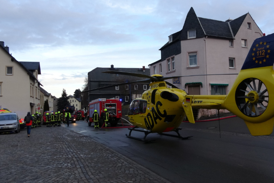 Sogar ein Rettungshubschrauber musste gerufen werden und brachte eine Frau aus dem Brandhaus in eine Klinik.