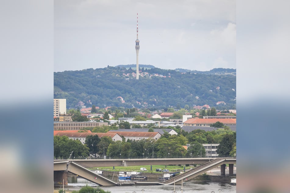 Hinten der Fernsehturm, die Trümmer der Carolabrücke sind beseitigt. Politiker fordern Aufklärung, wie es mit den großen Projekten der Stadt weiter gehen soll.