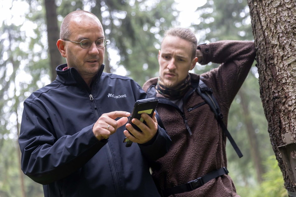 Biologe Sven Erlacher (51) und Monitoring-Helfer Dominik Kwetkat (30, r.) entdeckten bei der Auswertung der Kamera-Aufnahmen mehrfach einen Wolfs-Rüden.