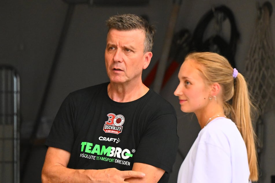 Wie bereits in der Vorsaison ist Patricia Nestler (25, r.) der verlängerte Arm von Coach Alexander Waibl (58).